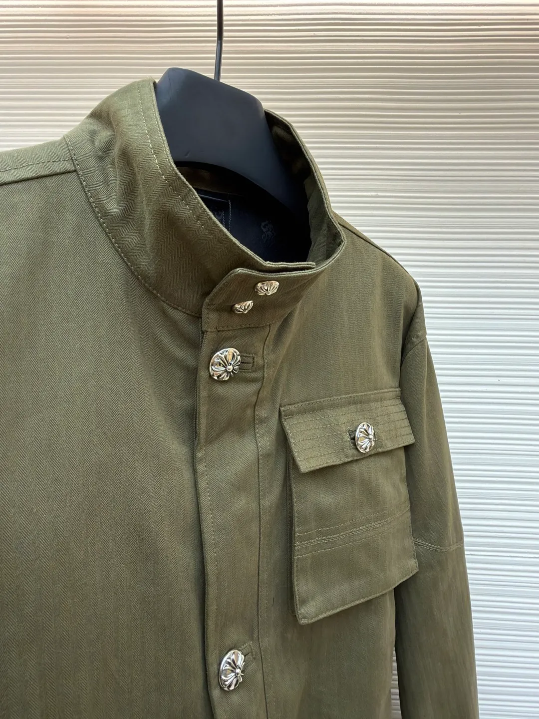 Chrome Hearts M65 work jacket ●Item number: 1682244-D90 ●Fabric: cotton fabric ●Technology: herringbone brushed production ●Color: military green ●Version: loose fit ●Weight: about 1295 grams ●Size: S-M-L ●Description: Purchased from the original national specialty brand No. 51800. The custom-woven fabric is made of herringbone brushed 320g cotton material. It is matched with garment dyeing + dirty washing + distressing process. (minimum quantity 2000 meters). Customized jacquard lining. Add soft water washing. Customized 8# placket double-ended zipper. Customized 8# waist pocket zipper. Customized 5# Inner pocket zipper. Customized 20mm I-shaped buckle. Customized 25mm I-shaped buckle. Customized 15mm four-in-one buckle. Customized placket four-in-one concealed button. Customized genuine leather trademark. Size. Produced by a large factory, it is very test of workmanship. Full of street feel. Compare workmanship details to counters. Instant sale of the market version. The overall wiring is straight and delicate, the fabric is comfortable and soft, and the color is consistent without color difference. It can be matched with the same style to create a fashionable look and control various occasions. Customized accessories, complete with three standards, same style for men and women!